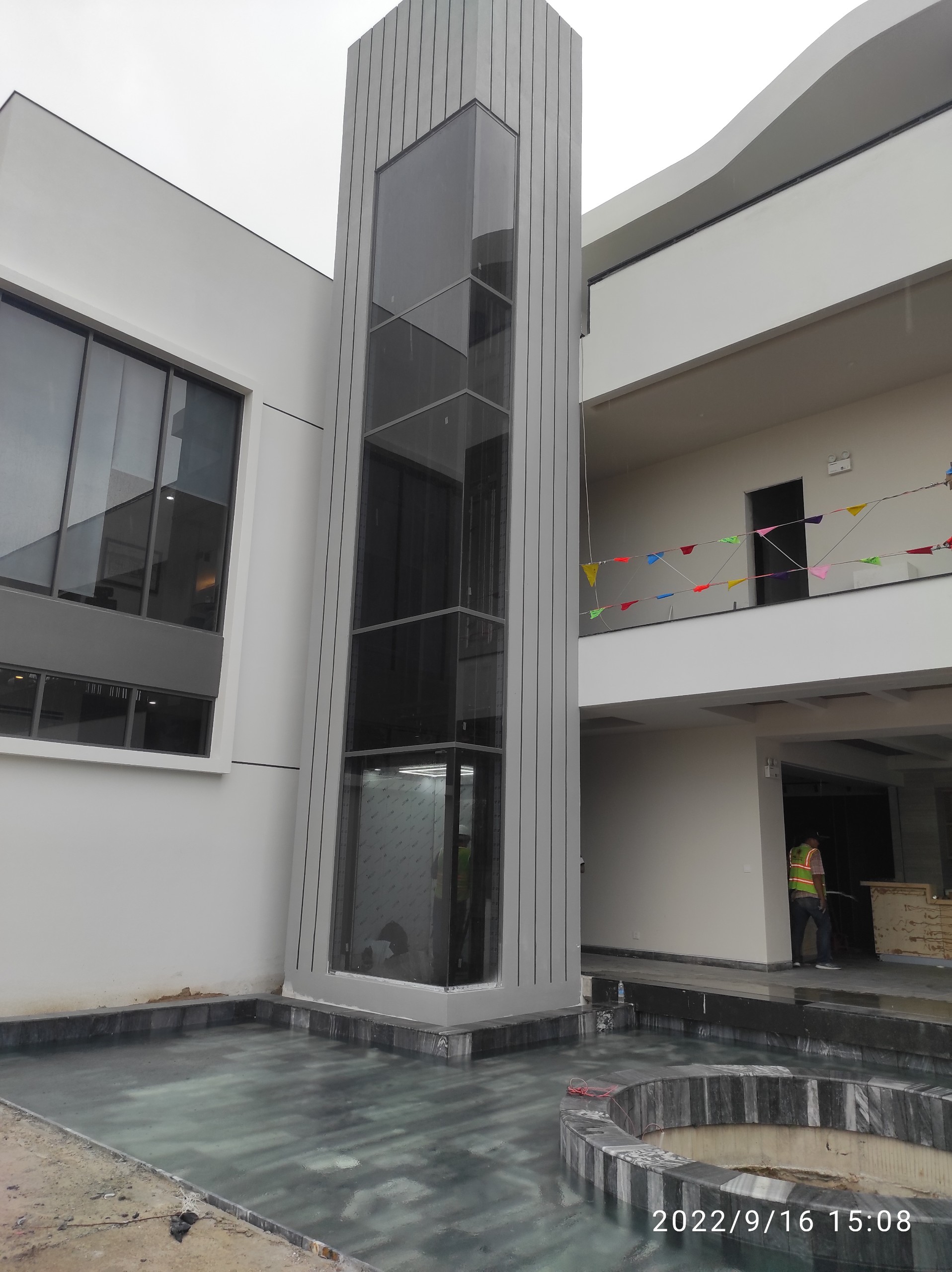 thang máy cửa kính