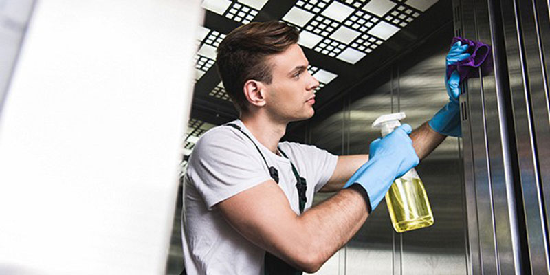 Cách xử lý khi bị mắc kẹt trong thang máy vệ sinh đúng cách