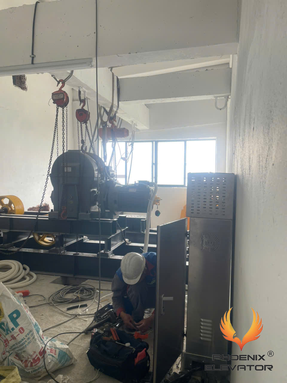 thang tải hàng kèm người tại Tiền Giang