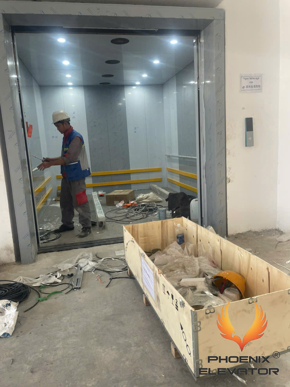 thang tải hàng kèm người tại Tiền Giang