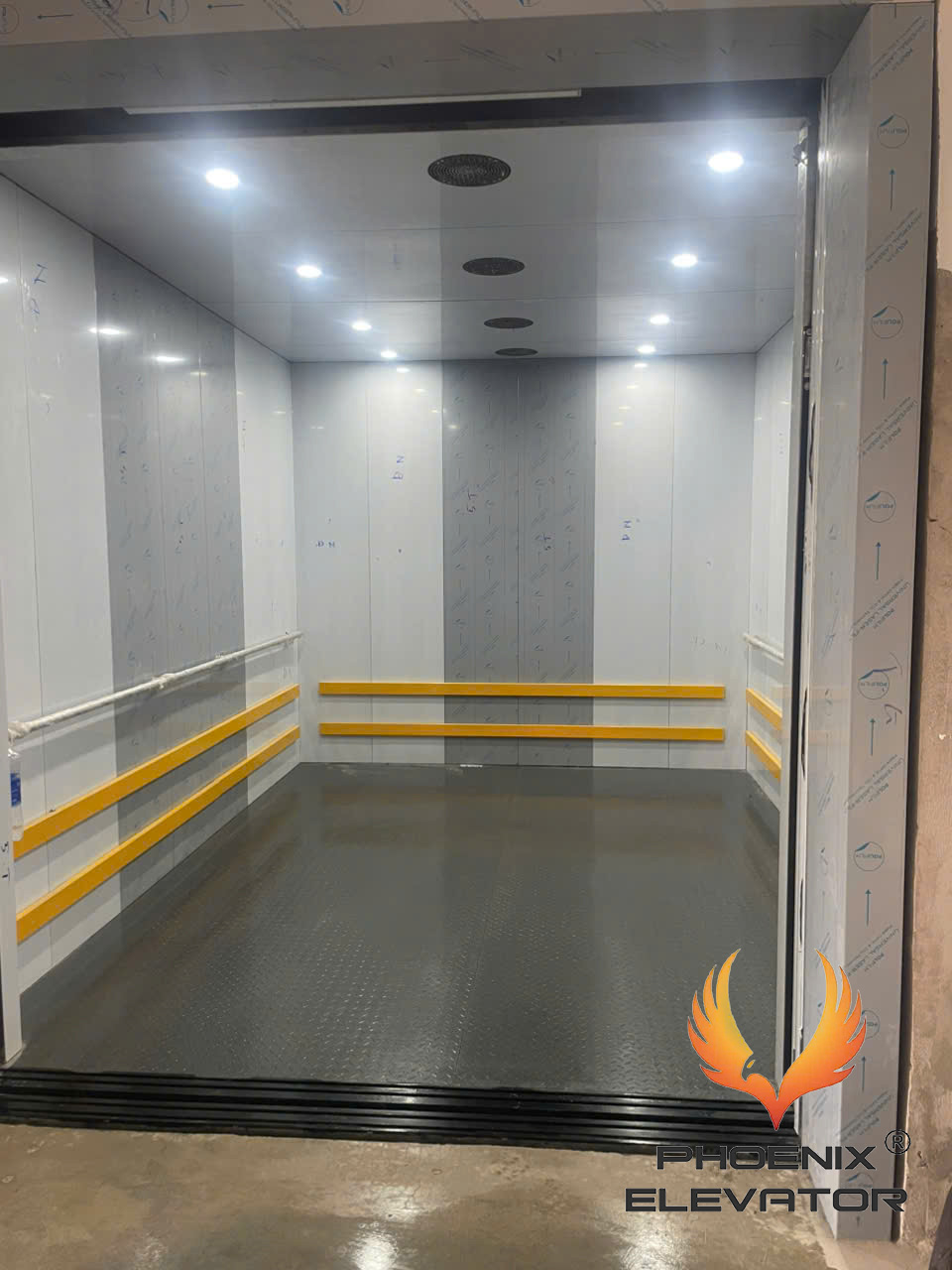 thang tải hàng kèm người tại Tiền Giang