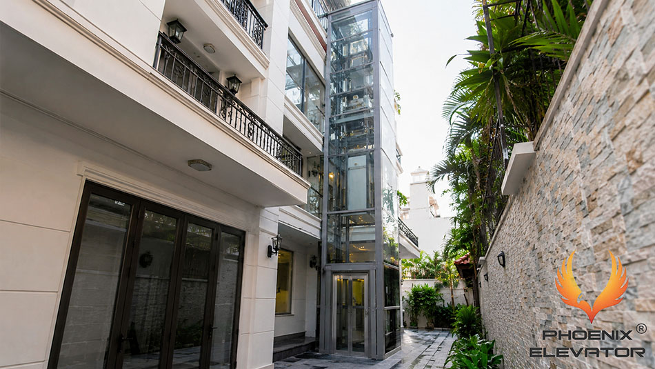 Thang máy cửa kính