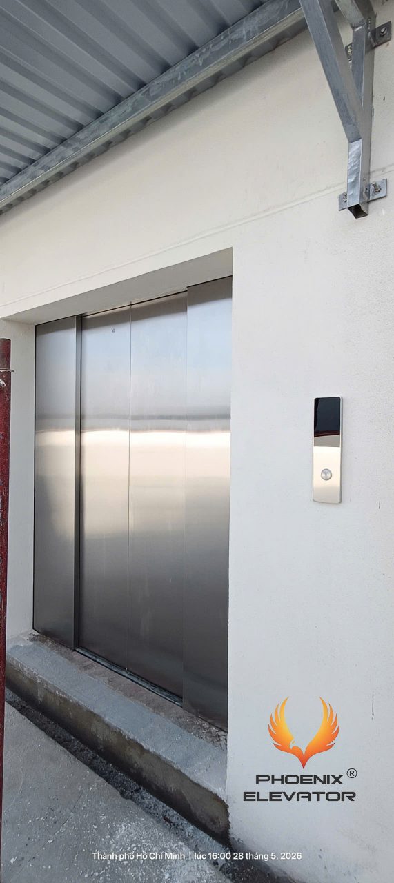Thang máy tải hàng kèm người