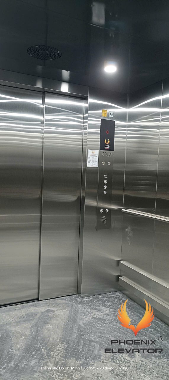 Thang máy tải hàng kèm người